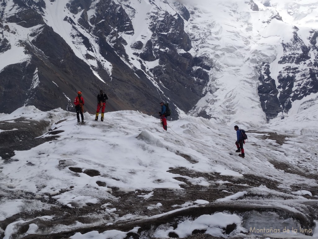Prácticas en el Glaciar Lenin, de izquierda a derecha: Divi el guia, Javi, Joaquín y Stephen